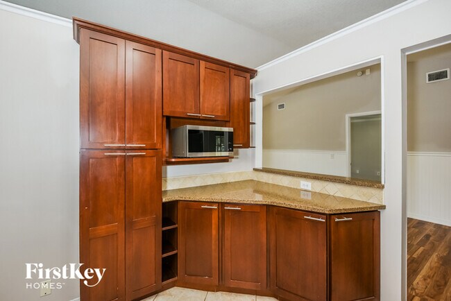 Foto del edificio - 104 Crystal Lake Rd