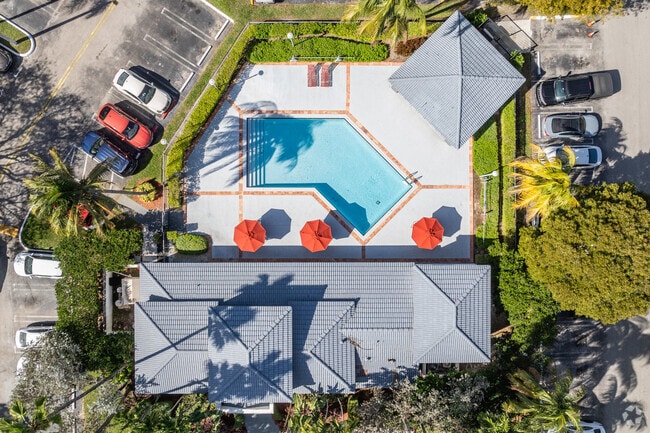 90 Degree Dropdown - Pool - Villa Esperanza