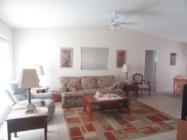 Foto del edificio - 8158 Fay Ave