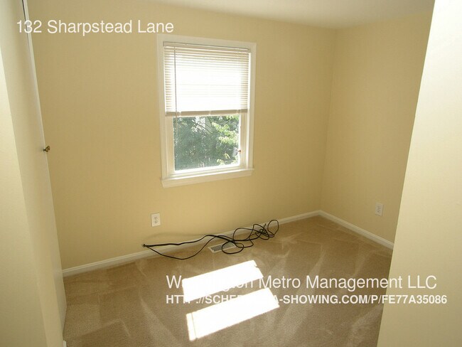 Building Photo - Beautifully Updated Townhome