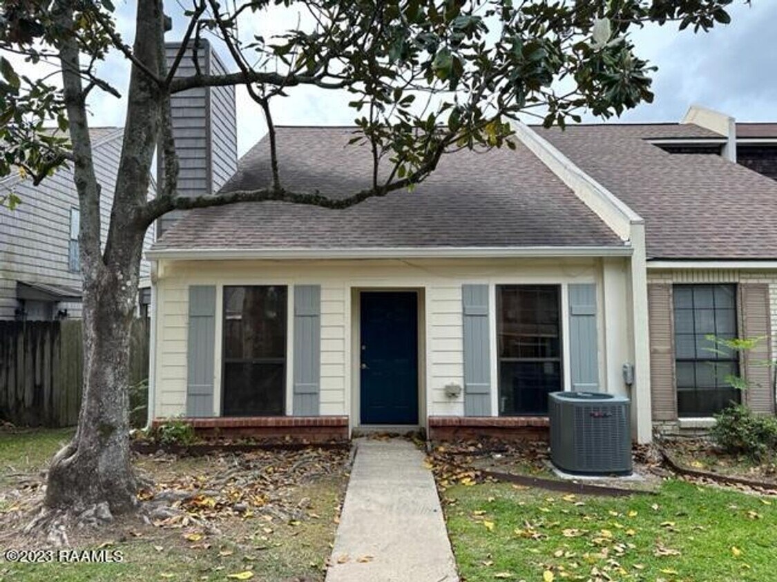 Primary Photo - 3 bed, 2 bath townhouse AVAILABLE NOW!!!