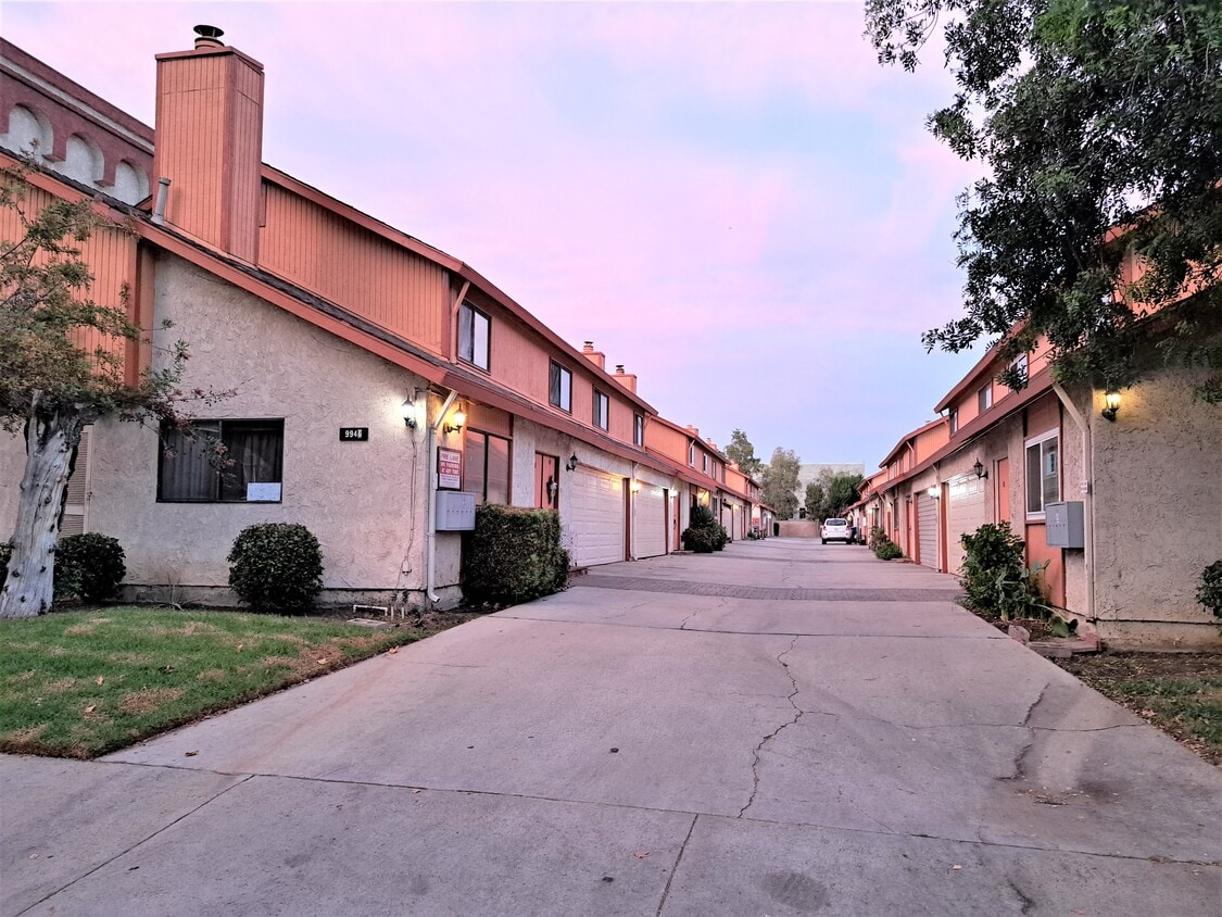 9946 Owensmouth Ave, Chatsworth, CA 91311 Townhome Rentals in Chatsworth CA