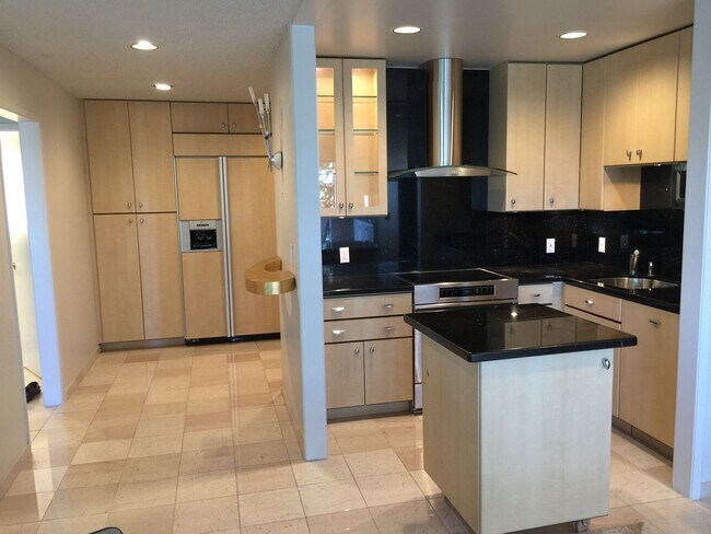 Foto del edificio - Designer Living in Waterfront Furnished Condo