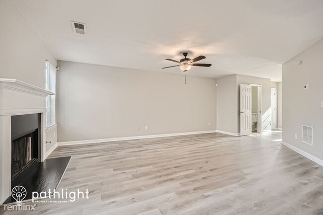 Building Photo - 4 br, 2.5 bath House - 2601 South Hills UNIT