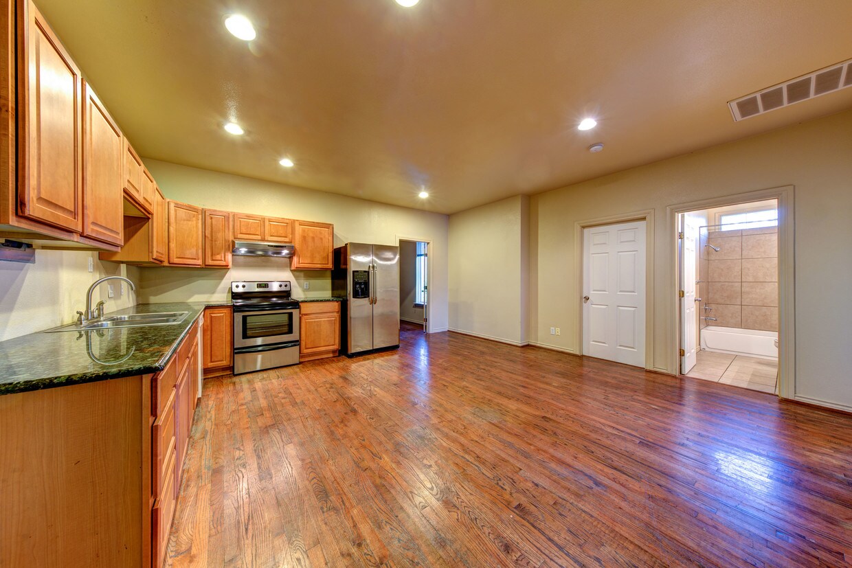 Foto principal - 615 W N Loop Blvd