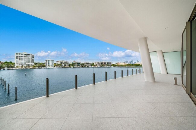 Foto del edificio - 5 Grove Isle Dr