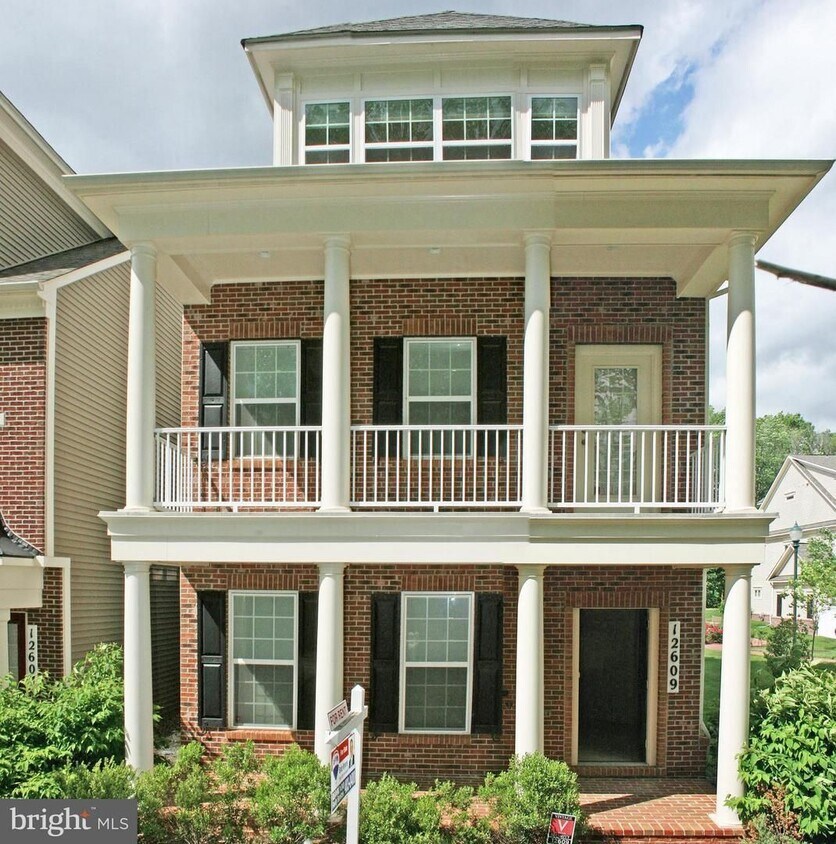 Primary Photo - Large carriage house Semi-Detached End Uni...