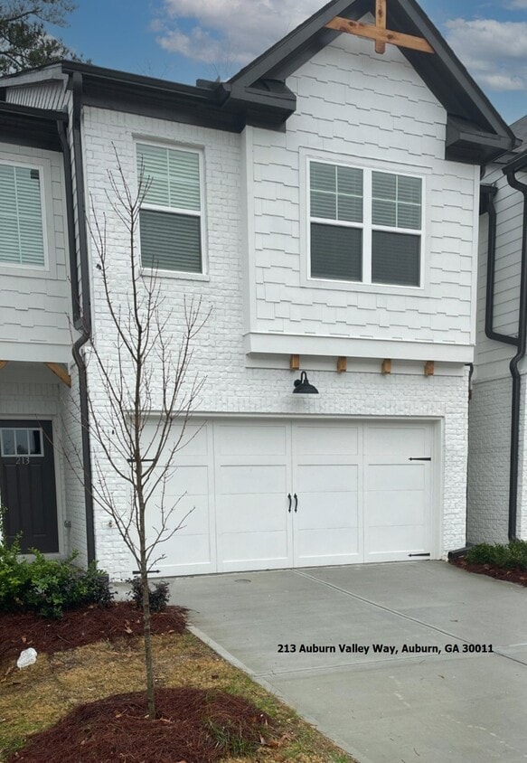 Foto principal - Stylish 3BR Townhome with Private Yard & T...