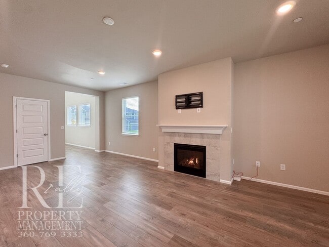 Foto del edificio - Warm & Inviting 4-Bedroom Home with Vaulted Ceilings, Loft, Fireplace & Fenced Backyard