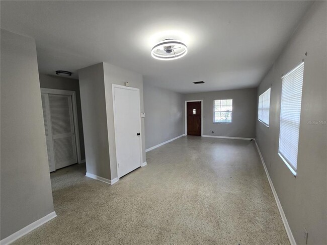 Foto del edificio - 215 Clemons Rd