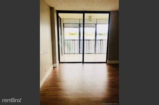 Building Photo - 114 Lake Emerald Dr