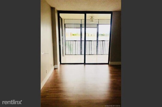 Foto del edificio - 114 Lake Emerald Dr