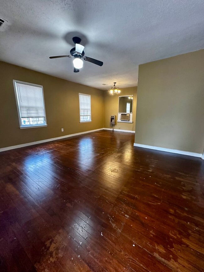 Building Photo - Quaint 3 Bedroom 2 Bath House in West Fondren