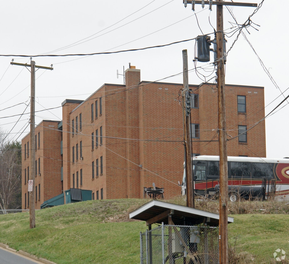 Primary Photo - Putnam Manor