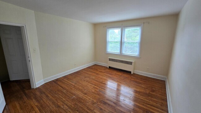 Building Photo - 6148 Parkway Dr