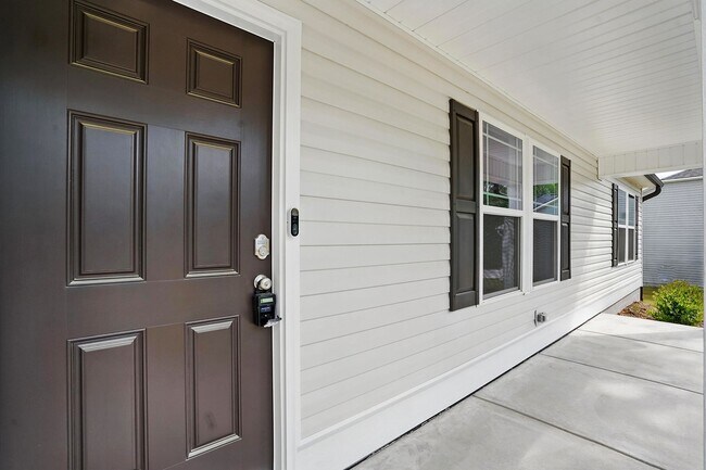 Foto del edificio - Charming 3-Bedroom Ranch with 2 Full Baths & Expansive Backyard Located in a Peaceful Cul-de-Sac