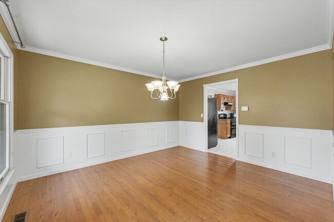 Foto del edificio - 6 Bedroom home with Fenced Yard - Available 07/01/2026