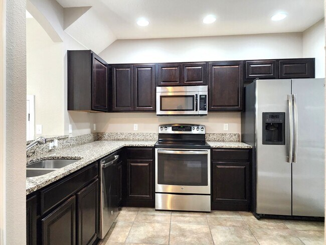 Foto del edificio - Beautiful Townhome; Open Floor Plan; New P...