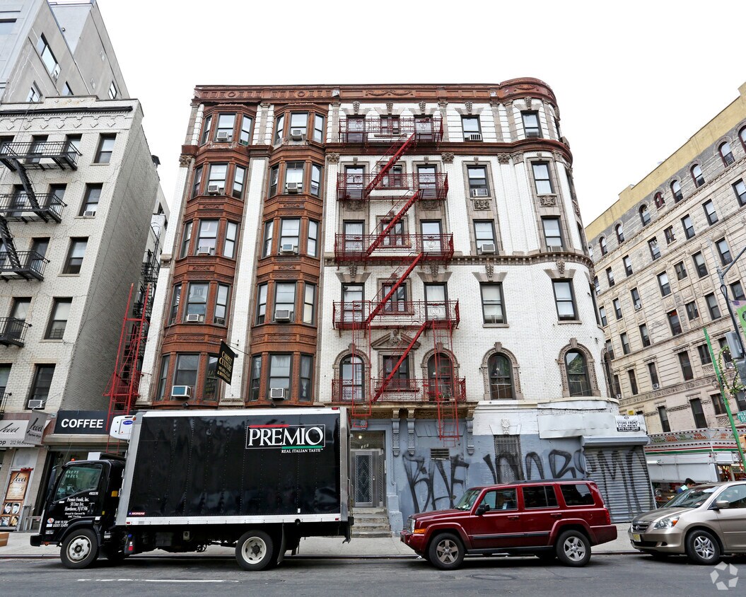 Building Photo - 390 Broome St