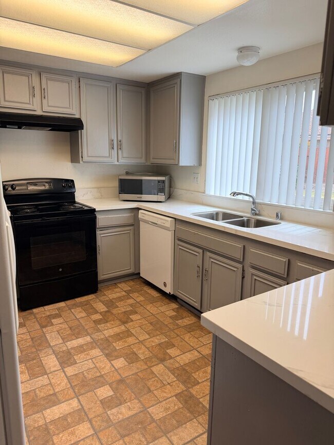 Building Photo - 4 Bedroom, 2.5 Bathroom Home with Spacious Layout in Chula Vista