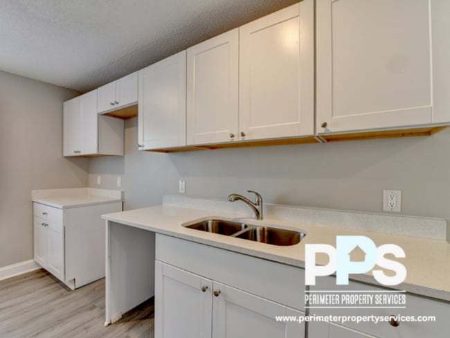 Photo - 390 W Lake Ave NW House