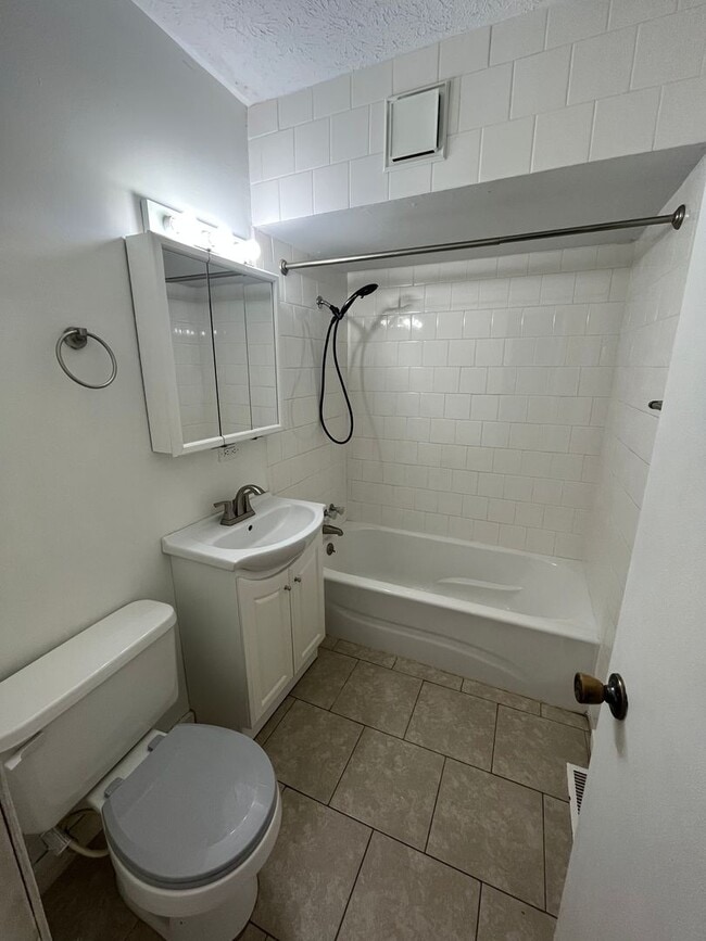 Building Photo - 3 bedroom 1 bath home in Loves Park