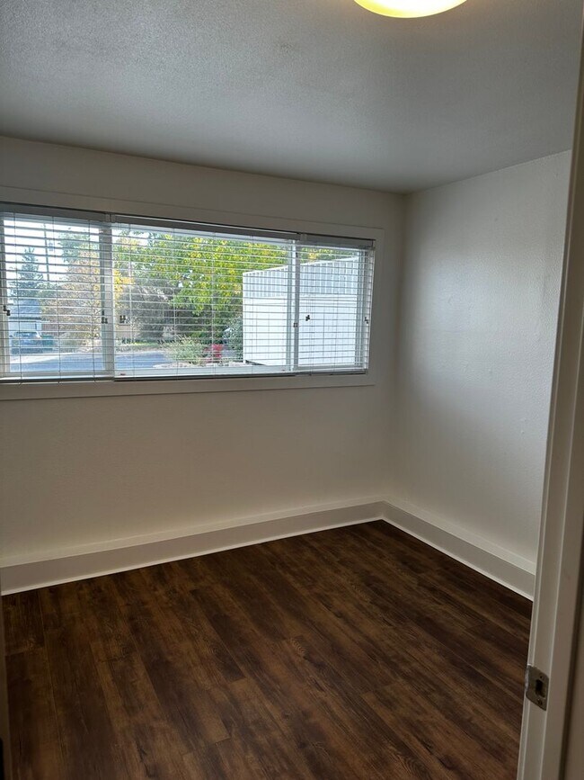 Building Photo - Beautiful 4 Bedroom house w/Hardwood Floor...