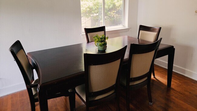 Foto del edificio - Room in 3 Bedroom Home at 213 N Graham St