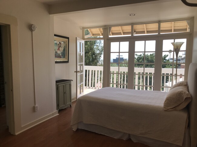 Master Bedroom -Full bed - 2015 Hillcrest Rd