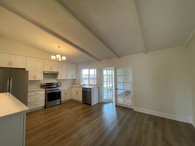 Foto del edificio - Upgraded 3 Bed, 2 Bath with large family room!