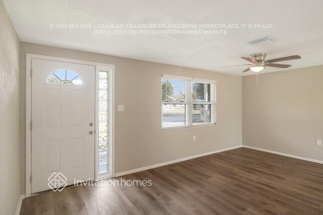 Foto del edificio - 10801 Corinth St