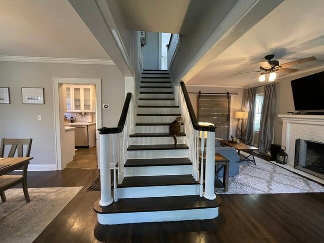 Building Photo - Large bright and clean Brookside home