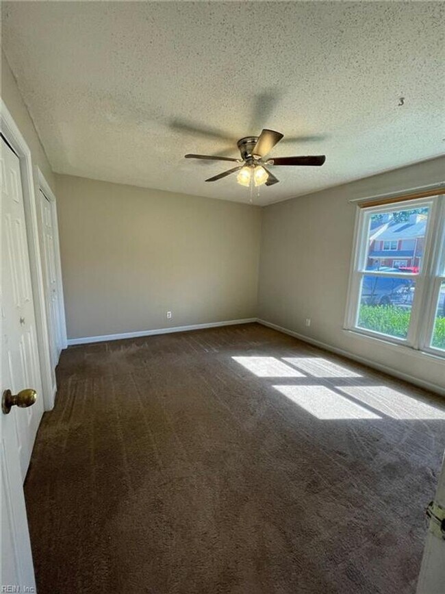 Building Photo - 3 BED / 2 BATH TOWNHOME