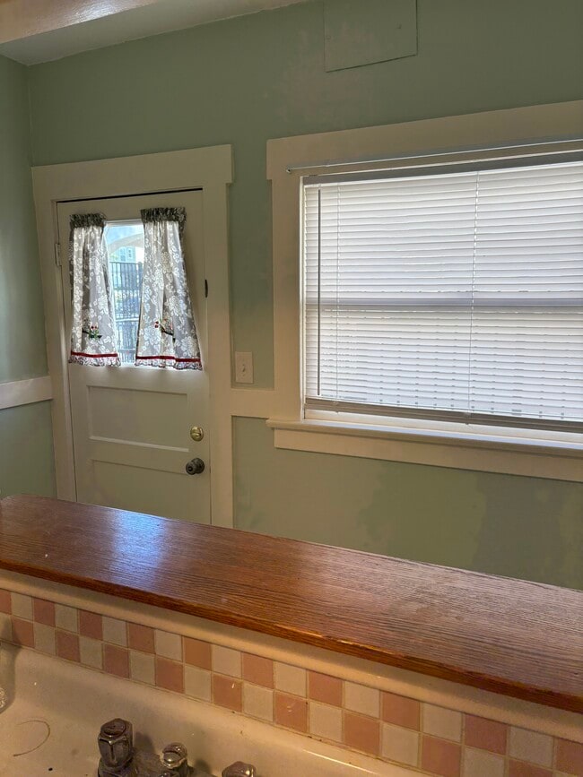 Building Photo - 252 N Wilson Ave