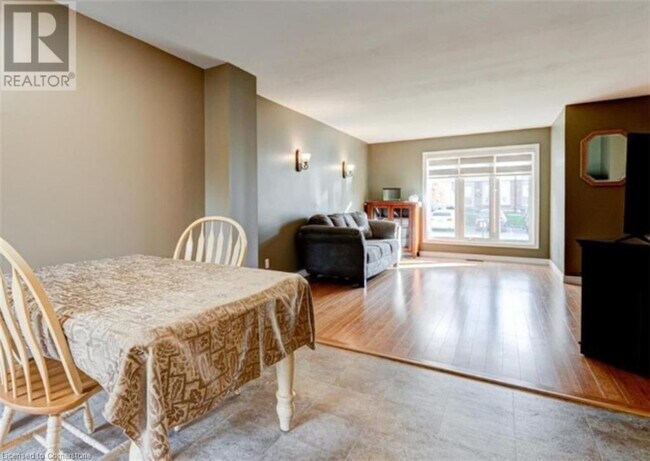 Photo du bâtiment - 1328 Commissioners Rd W