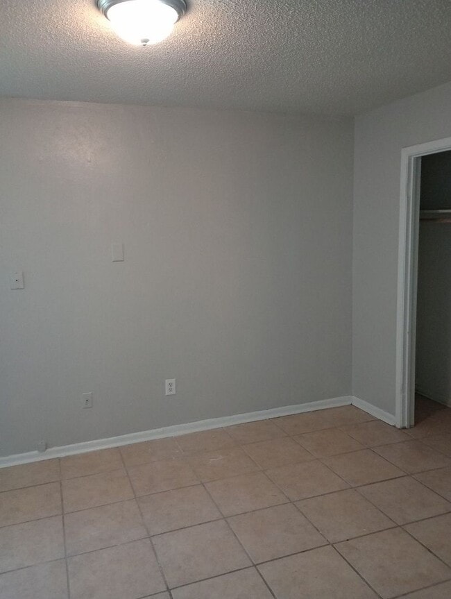 Building Photo - Cozy 1-Bedroom Duplex – Convenient Location!