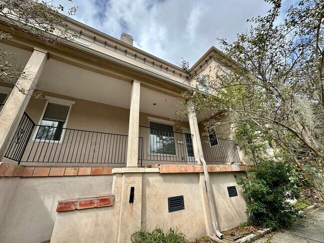 Foto del edificio - 3 BED | 2 BATH | GATED BACKYARD | THOMAS S...