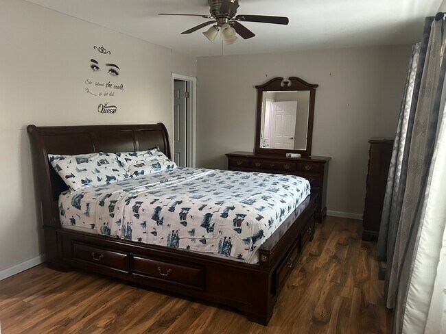 Foto del edificio - 1008 Travis Ln