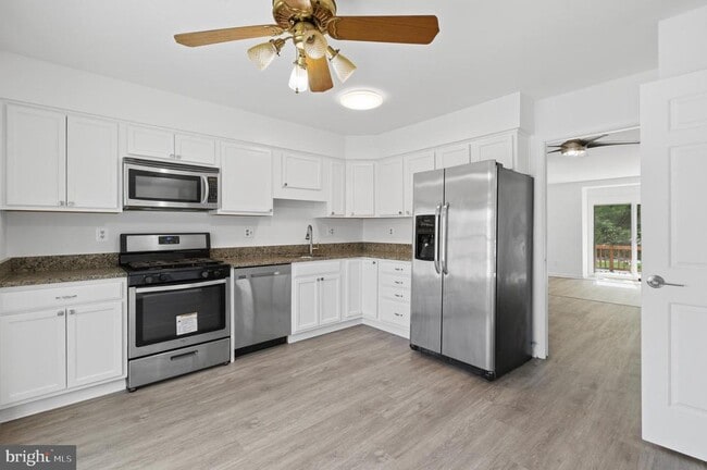 Building Photo - 46601 Carriage Ct