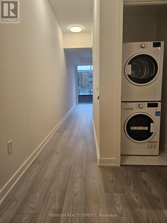 Photo du bâtiment - 110 Broadway Ave