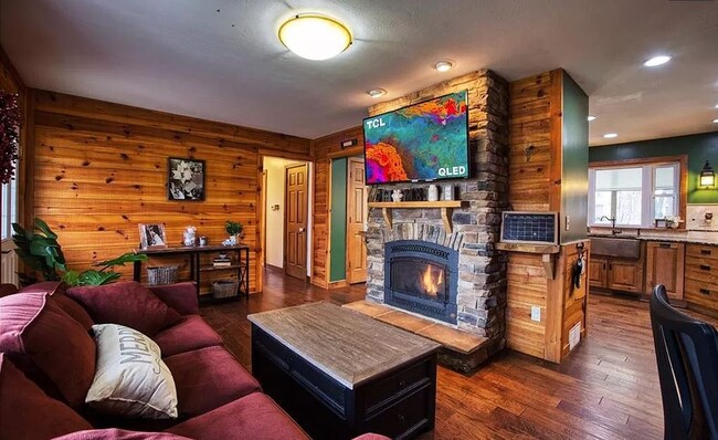 Foto del edificio - 460 Heather Ln