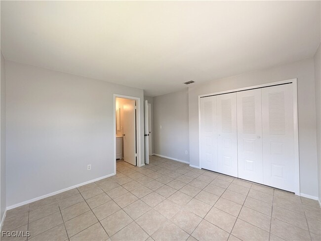 Building Photo - 427 NE Pine Island Ln
