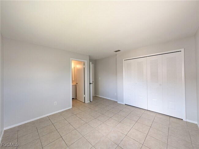 Foto del edificio - 427 NE Pine Island Ln