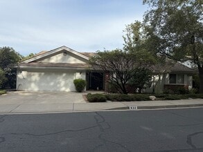 Building Photo - 632 Hillside Dr