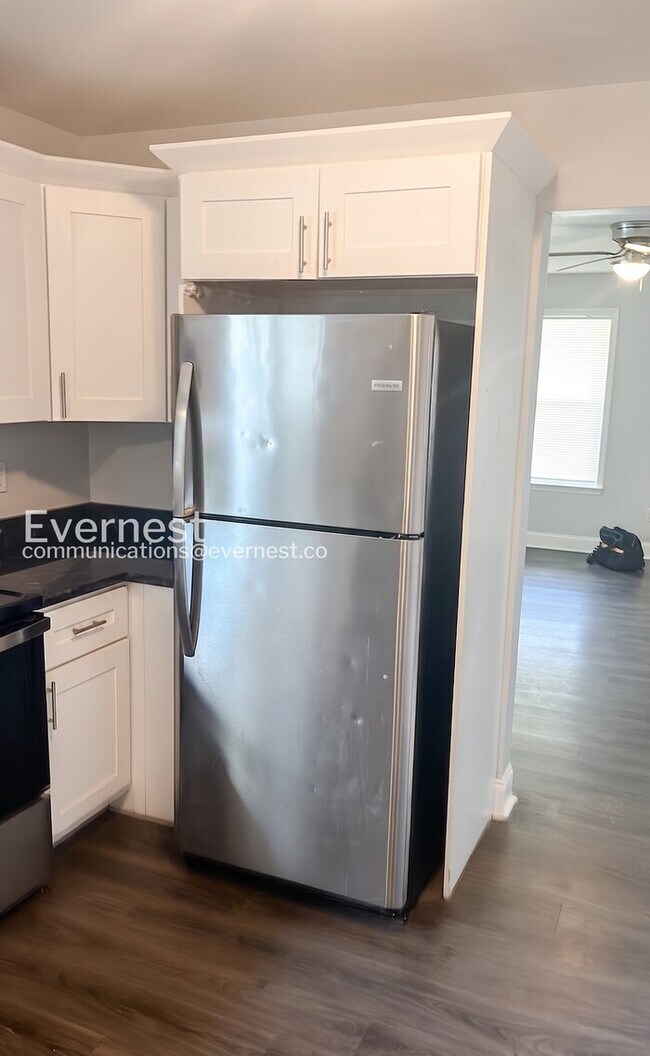 Foto del edificio - Spacious Home with Fenced Yard & Driveway Parking / 3 Bed & 2 Bath / Coming Soon!