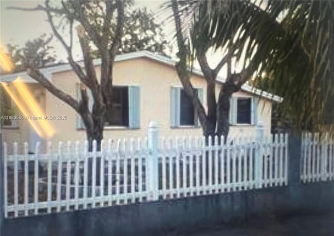 Building Photo - 931 NW 34th Way