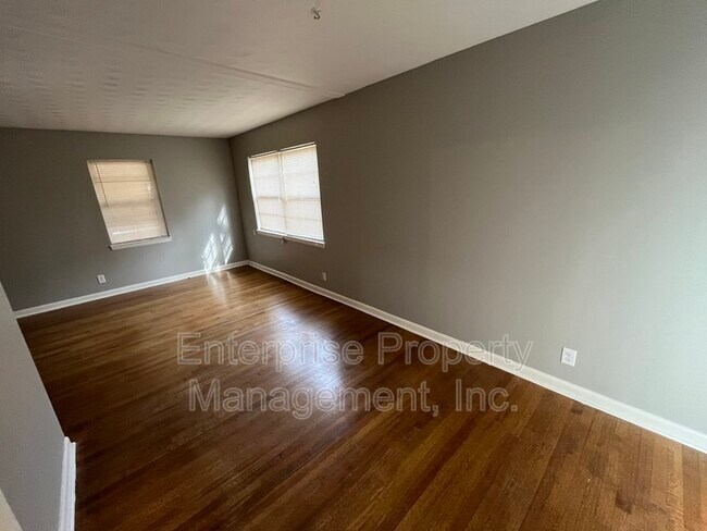 Foto del edificio - 2859 Invergarry Rd