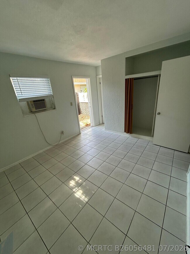 Foto del edificio - 5881 NE 18th Ave