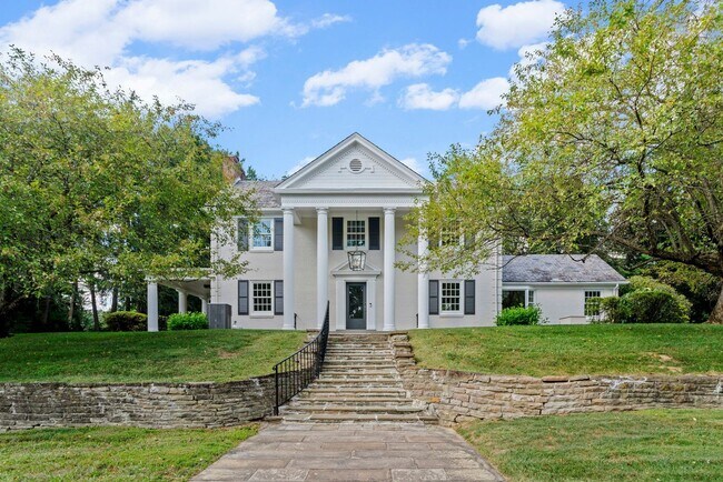 Foto del edificio - Elegant Fox Chapel 4-Bedroom, 3.5-Bath Home