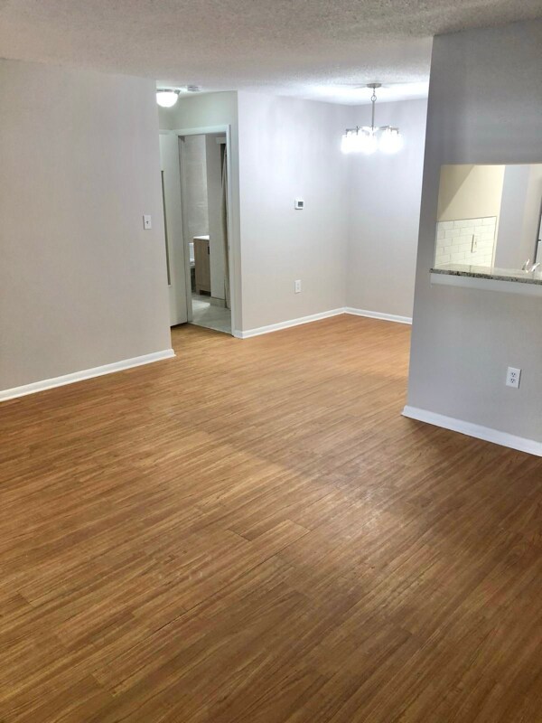 Foto del edificio - 2210 Ravens Crest Dr